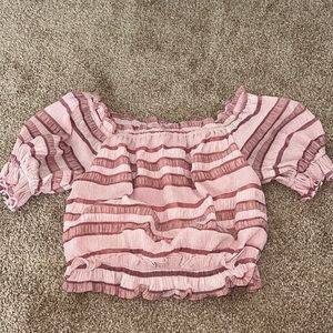 Women’s boutique cropped top with puffed arms. Size L